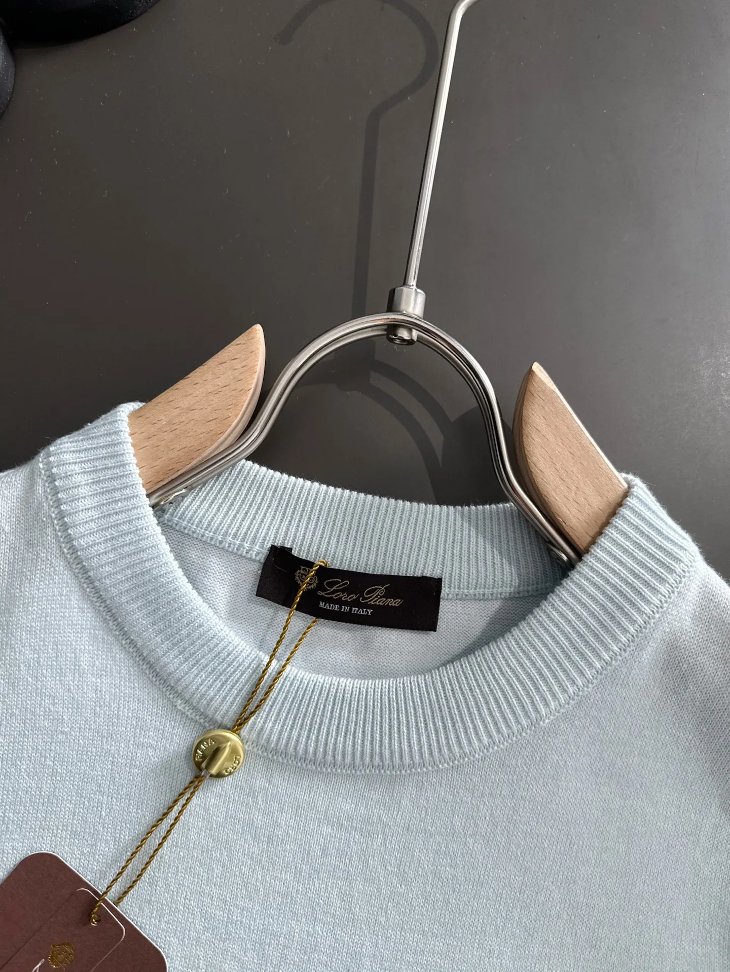 Next day shipment LP high quality Loro Piana 26ss New Arrival men's short-sleeved T-shirt Made of combed cotton yarn knitted cotton fabric, no pressure when entering and exiting the counter Exclusive control of raw materials It feels substantial when weighed, and the upper body is more textured than ordinary T-shirts. This texture can cope with the weather easily and is suitable for both hot and cold! Loose fit design, looks noble. The only correct version is available Size: M to XXXL